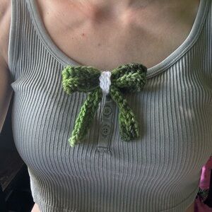It’s Giving Scarlett - Handmade crochet bow with alligator clip